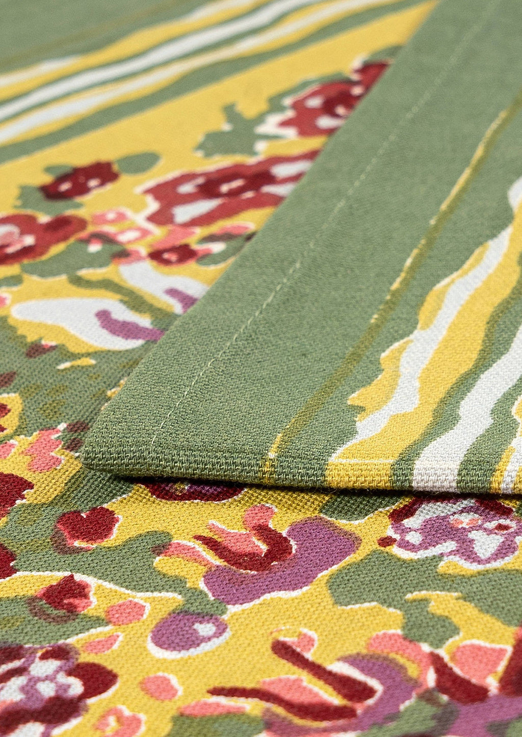Jardin de Rouge Table Runner